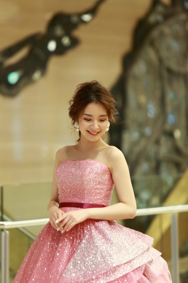 キラキラグリッターがかわいいピンクのカラードレス♡キヨコハタの 